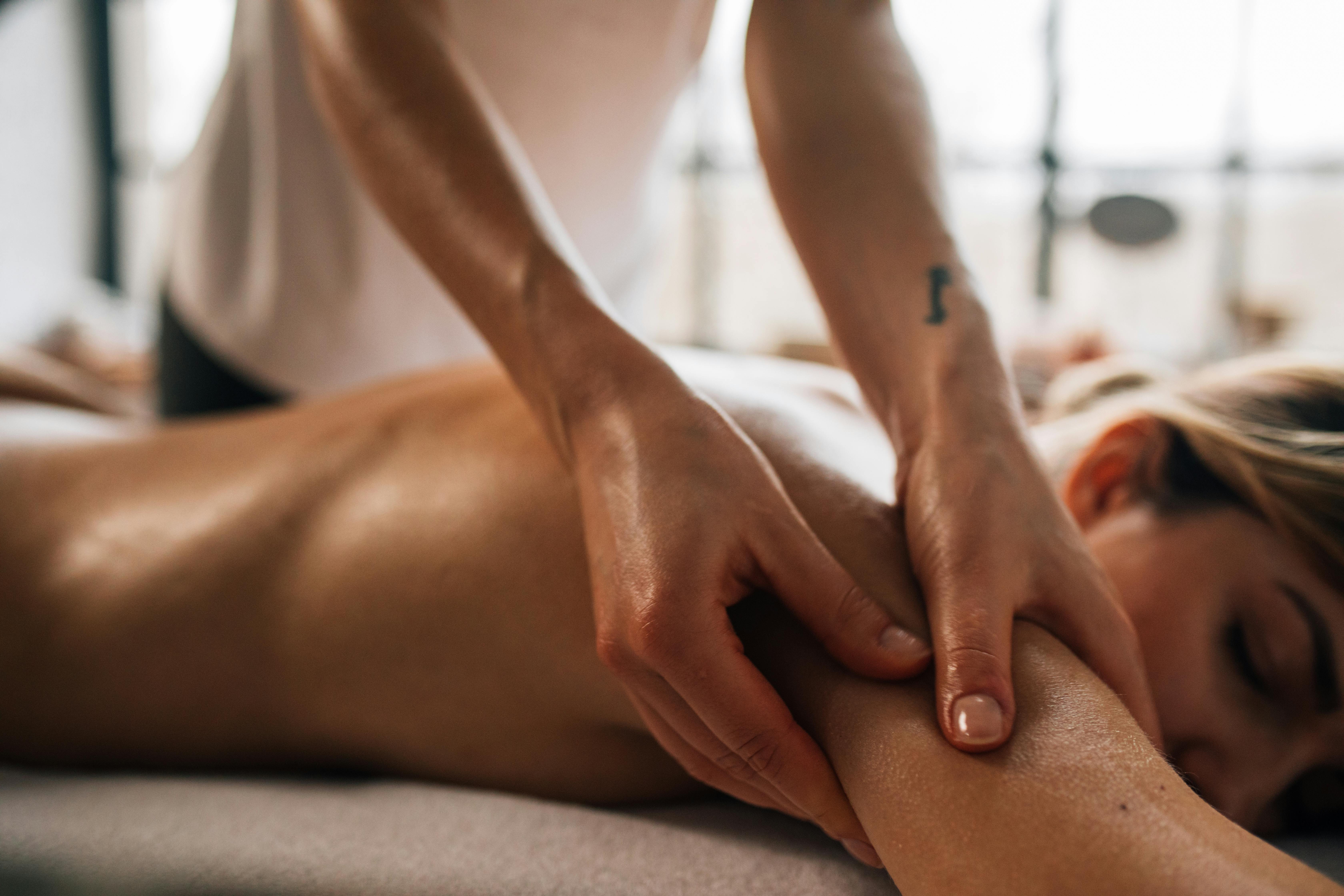 Massagem terapêutica profissional aplicando técnica de relaxamento muscular na clínica Vital Kali São Paulo