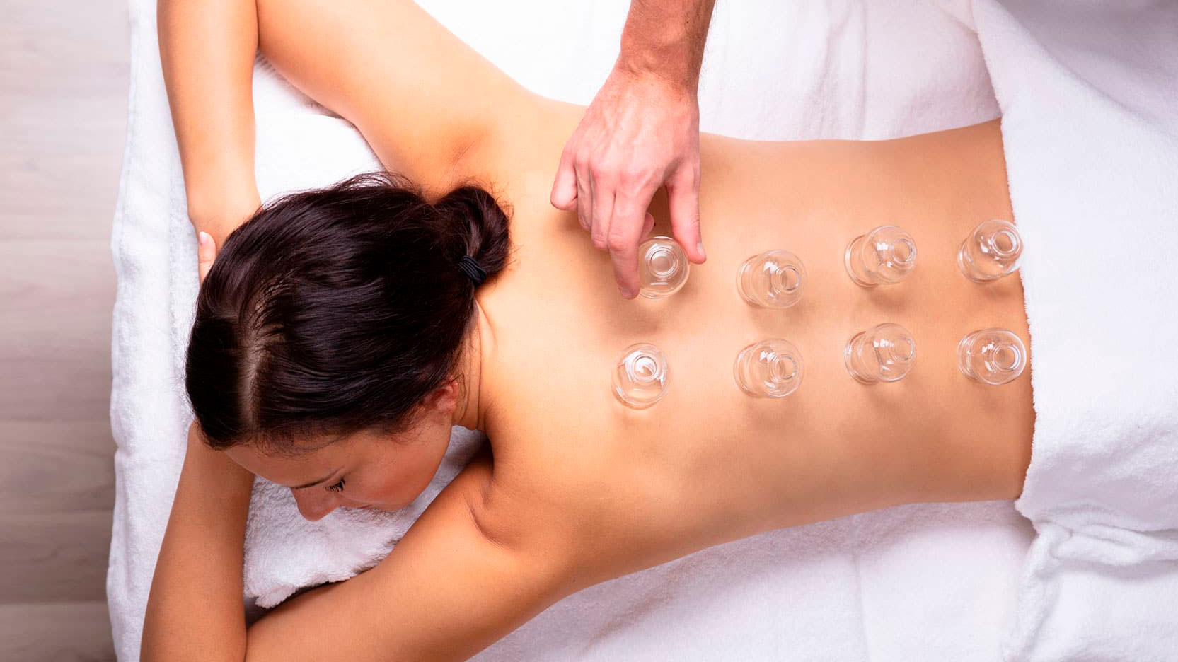 Ventosaterapia com copos de vidro para liberação muscular